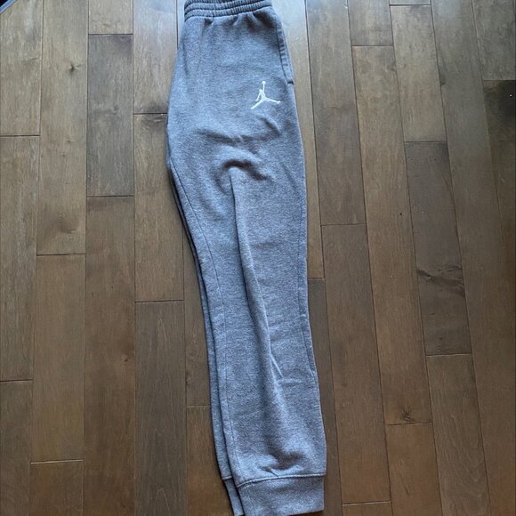 Comfy Jordan sweatpants for youth - Picture 1 of 7